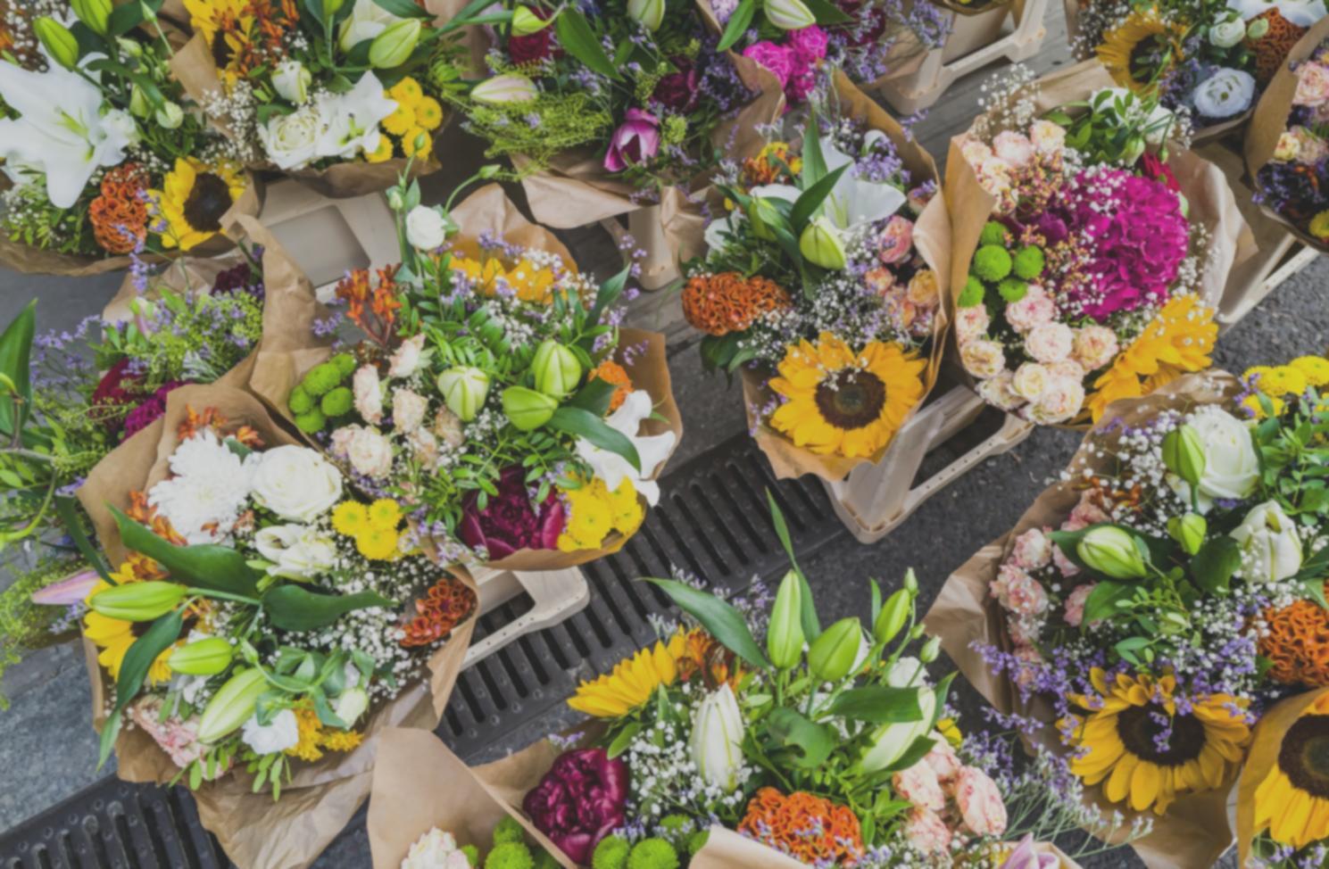 Atelier de création florale avec différentes compositions professionnelles en cours de réalisation