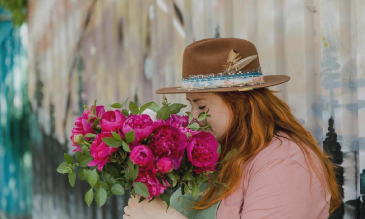 Espace de formation aménagé avec postes de travail individuels et matériel professionnel